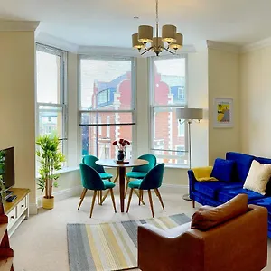  Apartment Stylish With Free Parking, Lift & Views United Kingdom